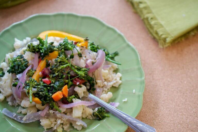 Couscous de chou-fleur cru avec salade fenouil orange