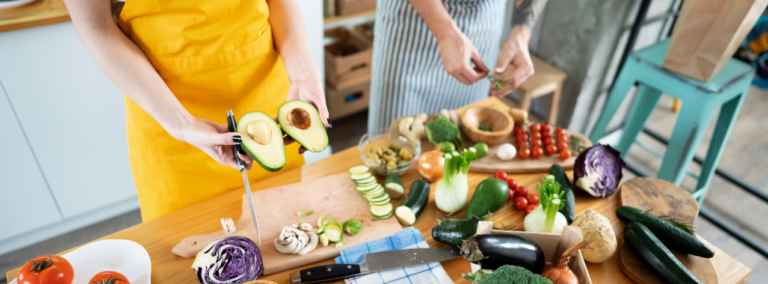 Préparation de légumes frais en cuisine crue