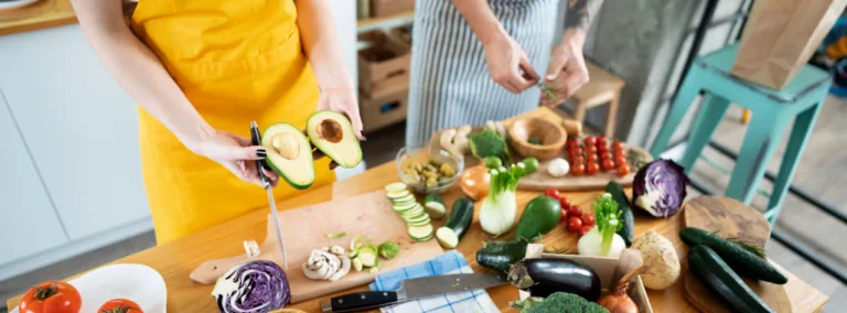 Préparation de légumes frais en cuisine crue